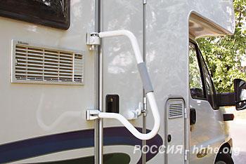 Поручень к входной двери с противоугонным устройством с дополнительным ...